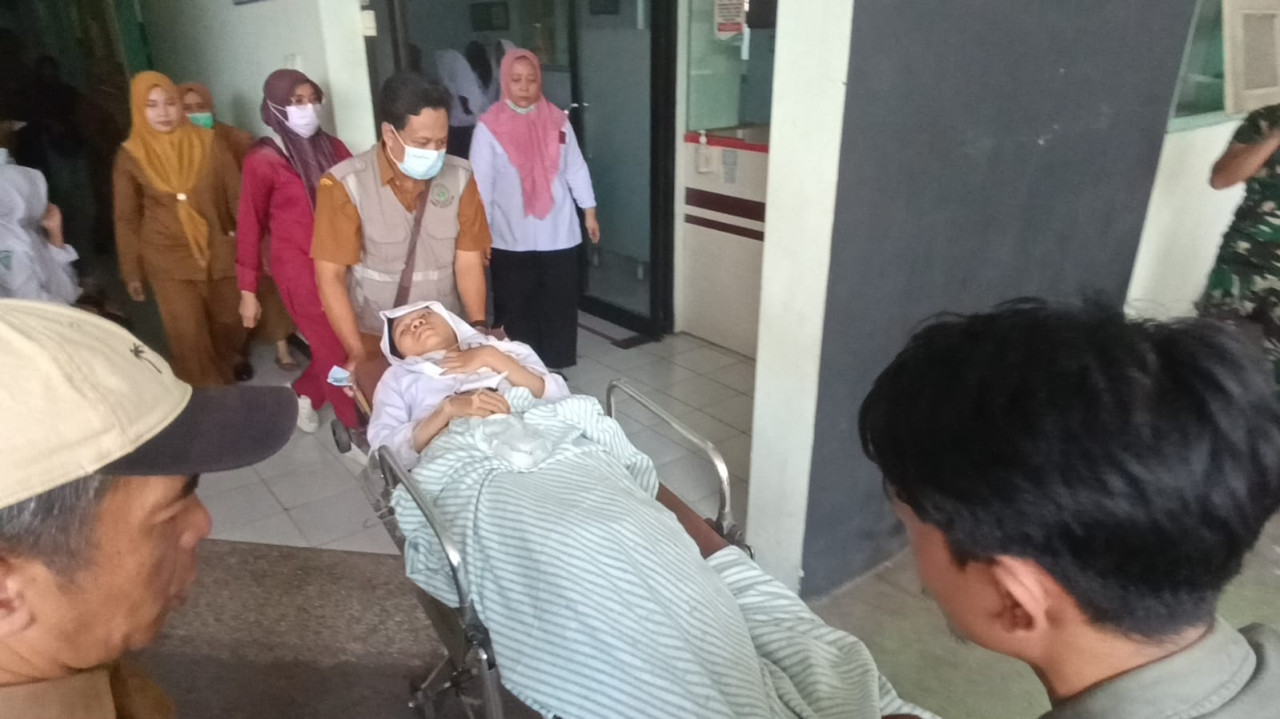 Foto: Siswa korban keracunan MBG di Tulungagung. (Bramanta/jatimnow.com)