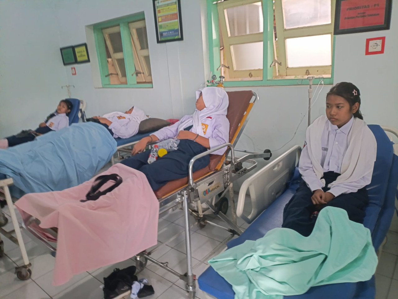 Foto : Siswa SMPN 1 Boyolangu Tulungagung saat dirawat di Puskesmas. (Bramanta/jatimnow.com)