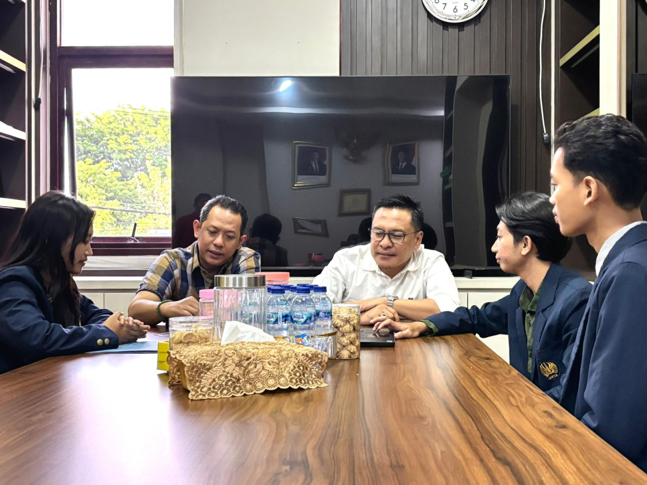Mahasiswa Unesa saat audiensi dengan DPRD Surabaya (foto: Fraksi Golkar for jatimnow.com)