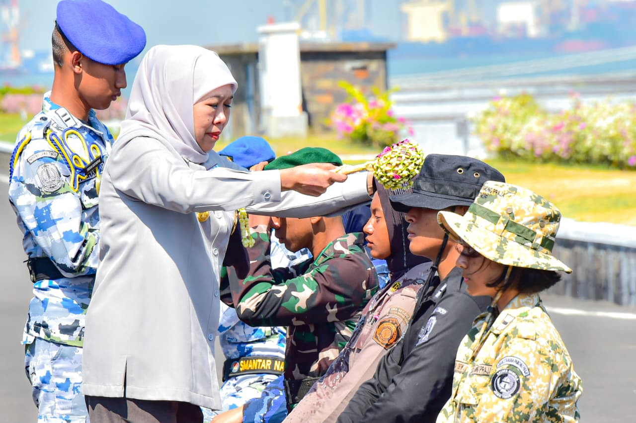Gubernur Khofifah saat memandikan taruna muda dengan air bunga diikuti pembaretan secara simbolik (foto: Humas Pemprov Jatim for jatimnow.com)