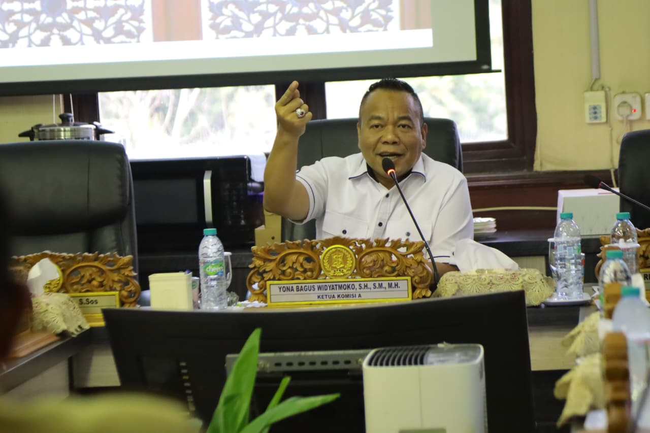 Yona Bagus saat memimpin rapat