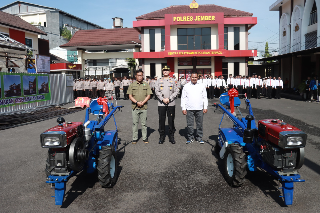 Dukung Ketahanan Pangan, Kapolres Jember Sumbangkan 2 Unit Traktor