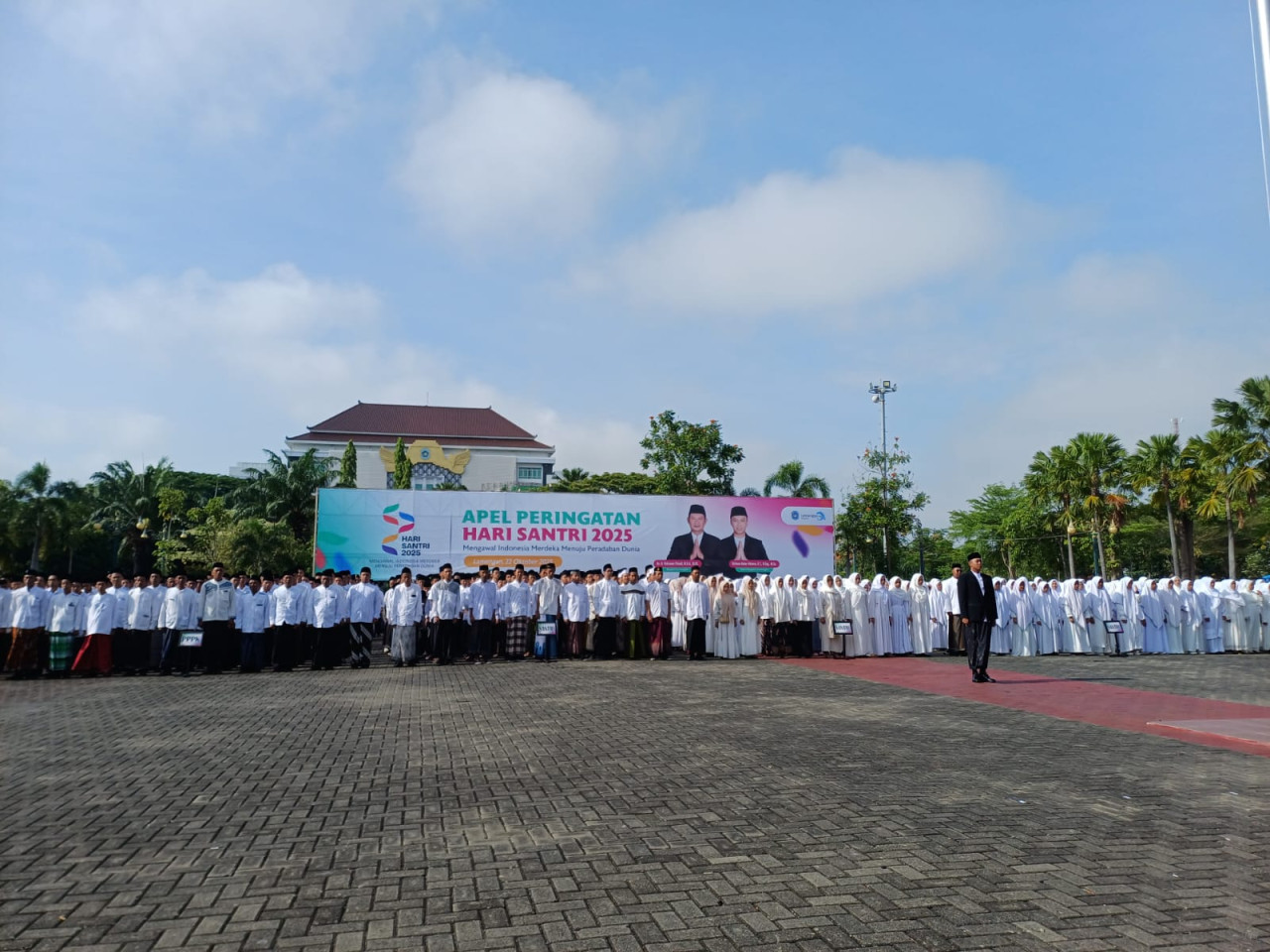 Foto: Apel peringatan HSN dan penyerahan SK pengangkatan PPPK dan CPNS di Kabupaten Lamongan. (Adyad Ammy Iffansah/jatimnow.com)