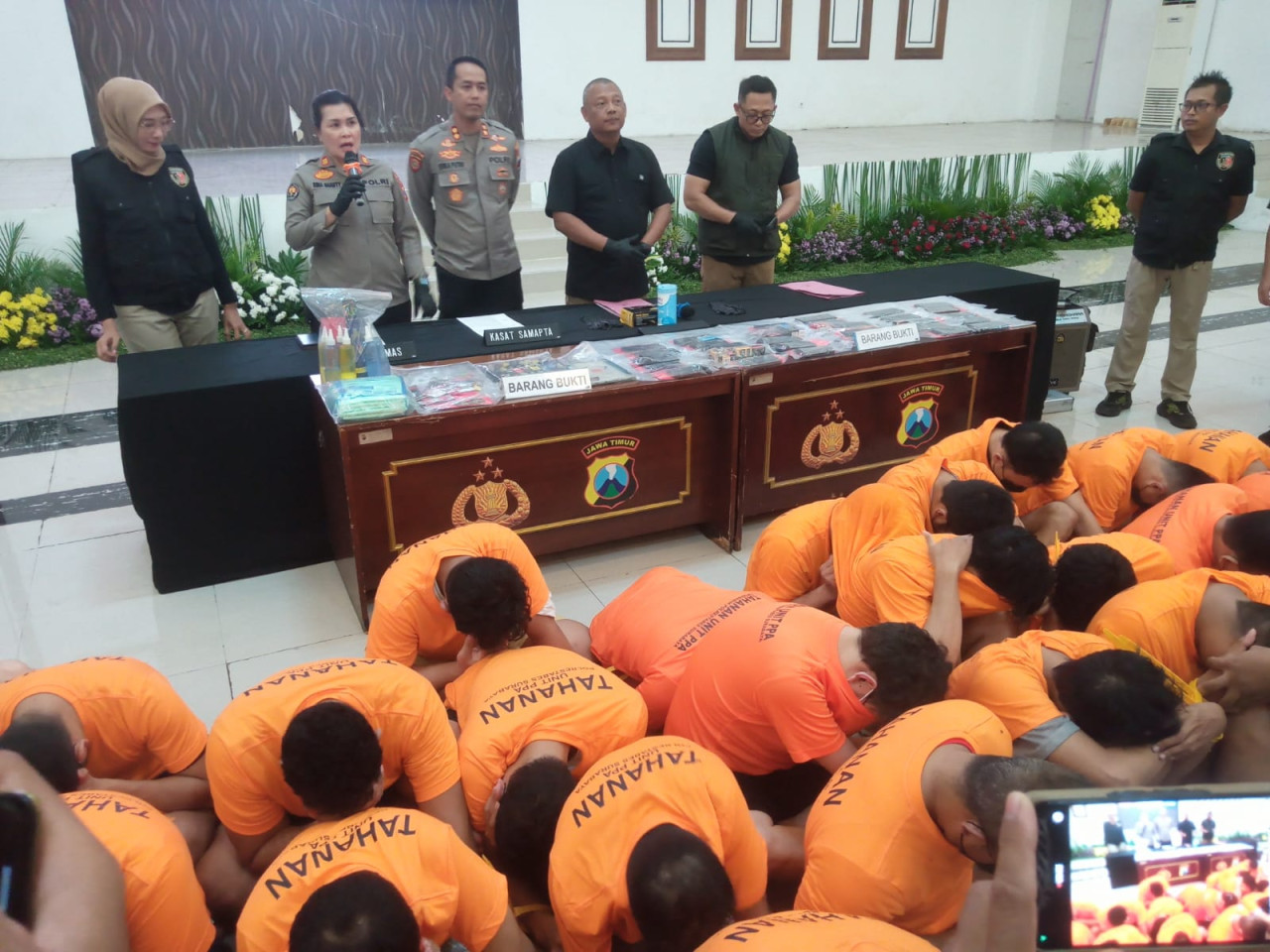 34 tersangka peserta pesta seks sesama jenis di Polrestabes Surabaya (foto: Ni'am/jatimnow.com)