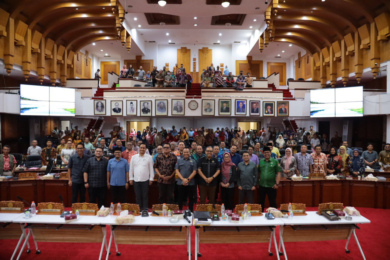 Komisi A DPRD Surabaya saat bersama para Gen Z di Kantor DPRD (foto: Yona Bagus for jatimnow.com)