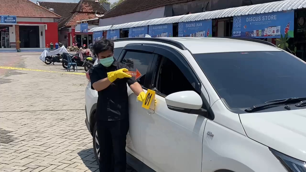 Foto: Polisi lakukan okah TKP pecah kaca mobil di Blitar. (Polres Blitar Kota/jatimnow.com)