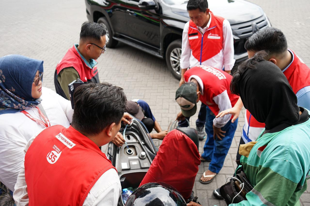 Petugas Pertamina saat mengecek kualitas pertalite dari sejumlah pengunjung SPBU (foto: Pertamina for jatimnow.com)
