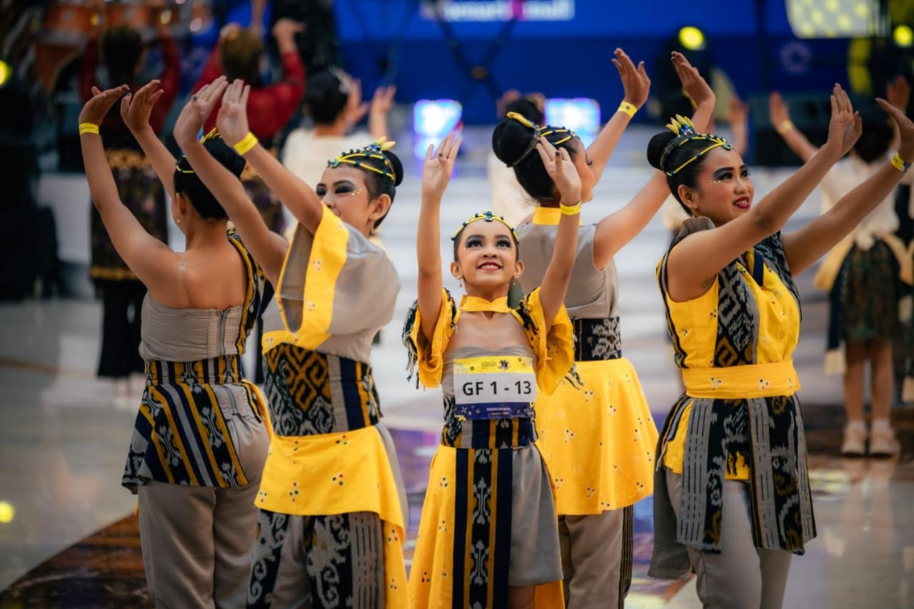 Sanggar tari Gito Maron dari Surabaya juara 1 di Indonesia Menari 2025 di Surabaya, Minggu 12 Oktober 2025. (Foto/jatimnow.com)
