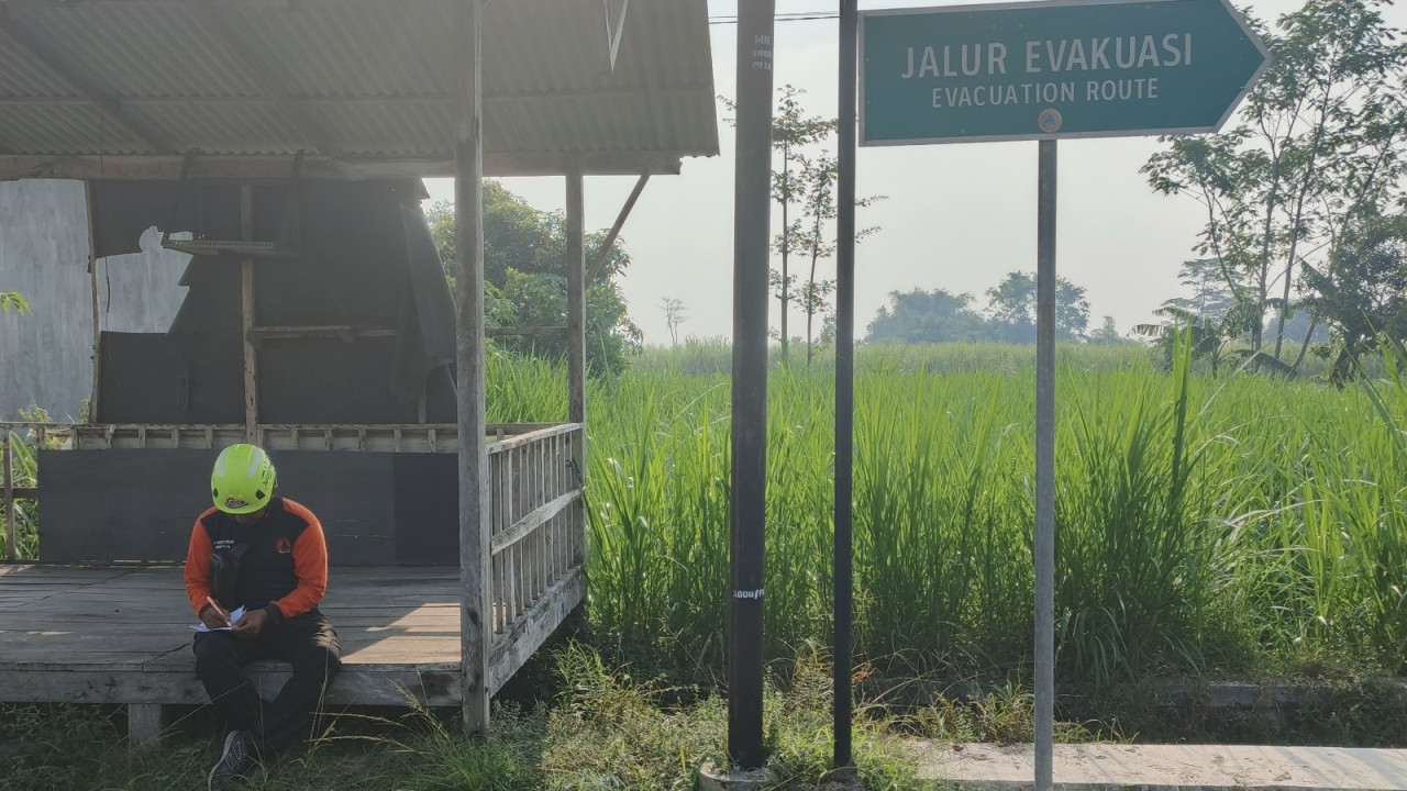Pemasangan rambu jalur evakuasi di Kota Kediri. (Foto: BPBD Kota Kediri)