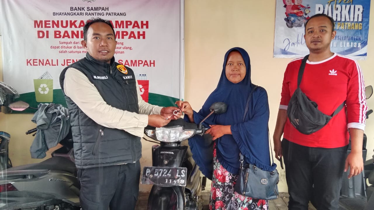 Polsek Patrang kembalikan sepeda motor Honda Supra Fit milik korban. (Foto: Deni/jatimnow.com)