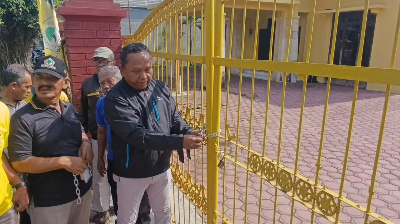 Penyegelan kantor DPD Golkar oleh kader. (Foto: Bramanta Pamungkas/jatimnow.com)