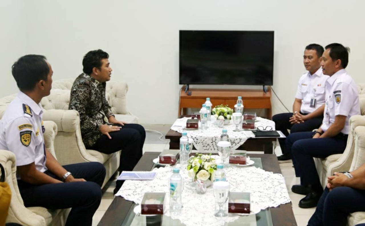 Direktur Utama PT Kereta Api Indonesia (Persero), Bobby Rasyidin, bertemu langsung dengan Wakil Gubernur Jawa Timur, Emil Elestianto Dardak, pada Selasa (7/10) . (Foto/Humas KAI)