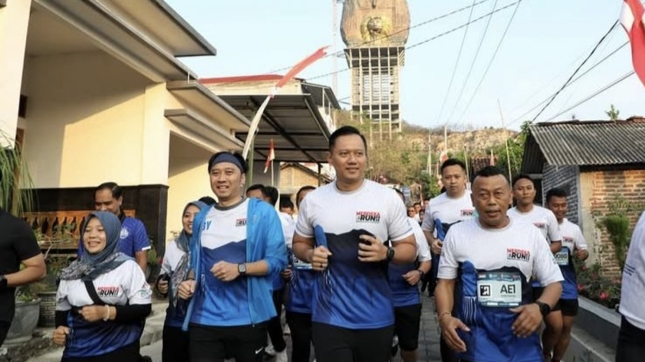 Menko AHY bersama Bupati Ponorogo Sugiri Sancoko Wakil Ketua MPR RI Edhie Baskoro Yudhoyono (EBY) berlari di acara Merdeka Run dengan latar belakang Monumen Reog Ponorogo. (Foto: Prokopim Ponorogo/jatimnow.com)