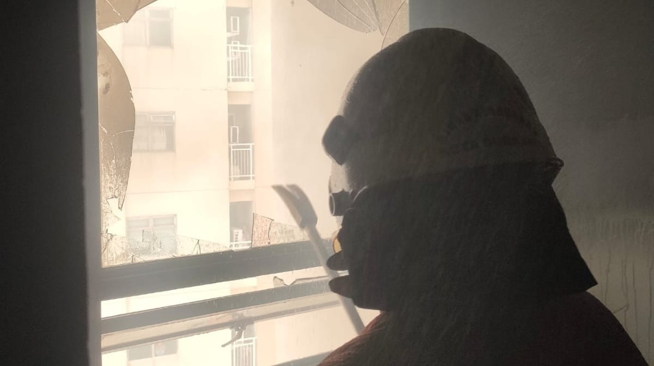 Foto: Petugas saat berusaha memadamkan api. (Damkar/jatimnow.com)