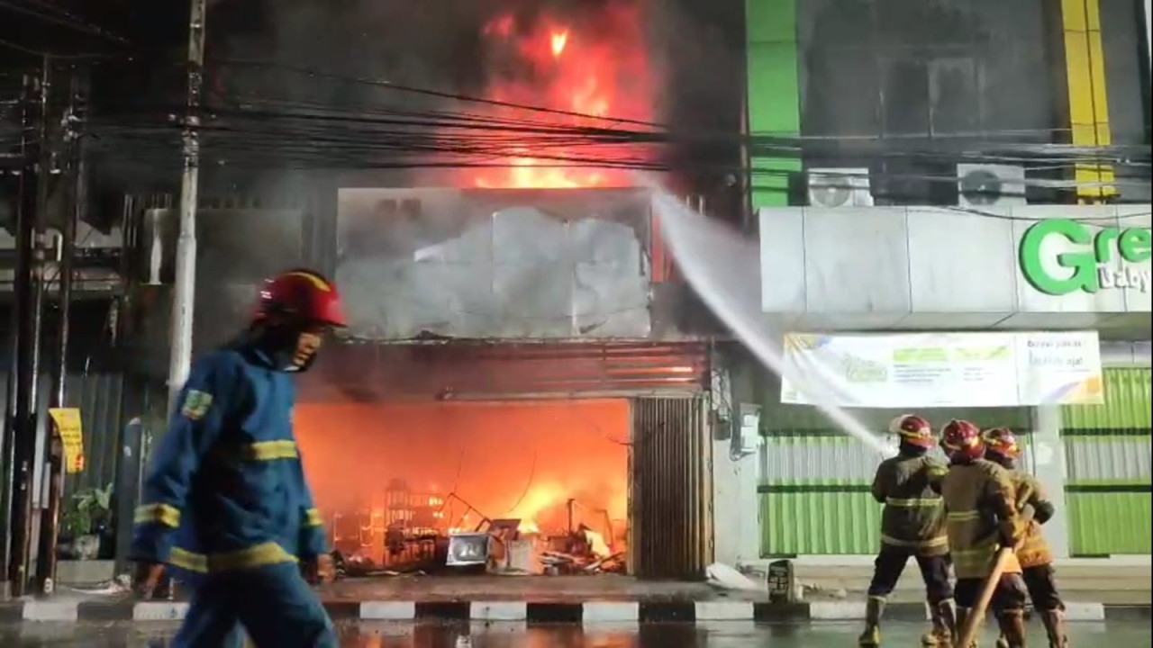 Foto: Petugas Damkar berusaha memadamkan kebakaran di Kediri. (Bramanta/jatimnow.com)