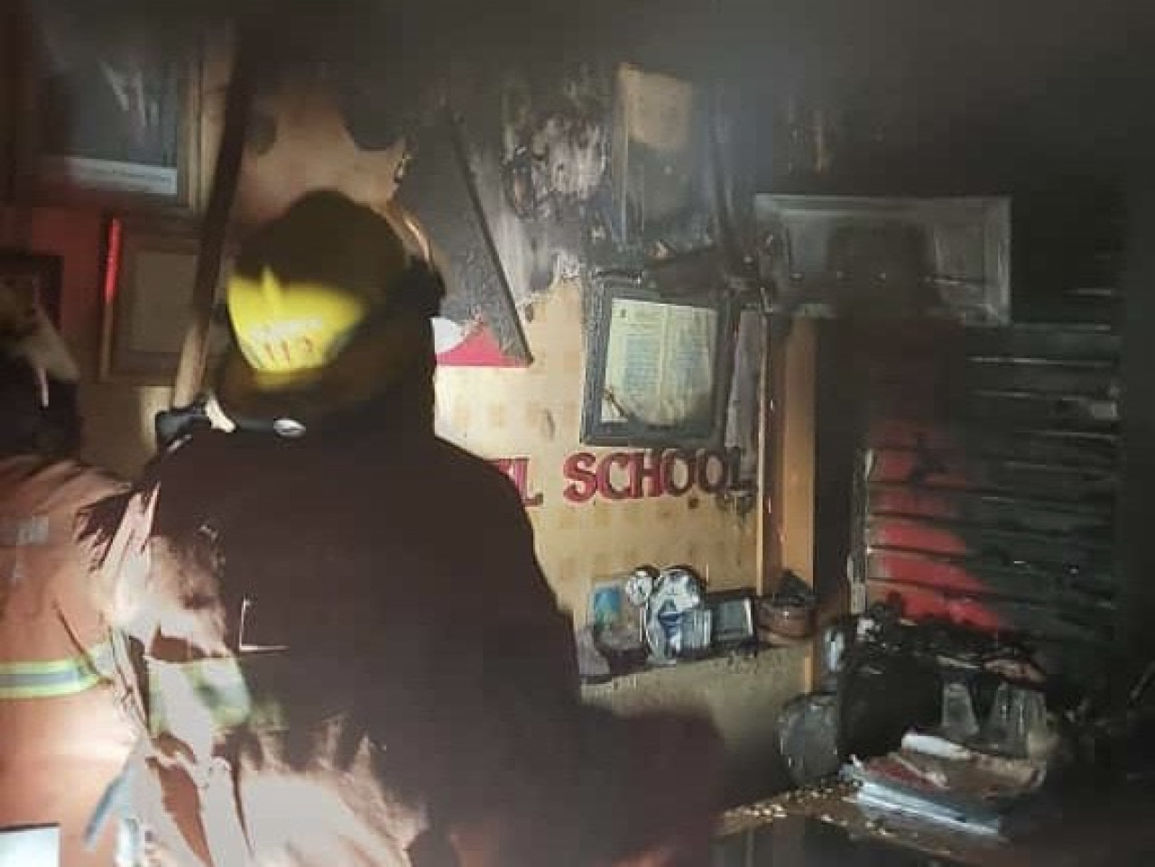 Foto: Petugas pemadam kebakaran memadamkan api di ruang respsionis hotel. (Damkar Surabaya/jatimnow.com)