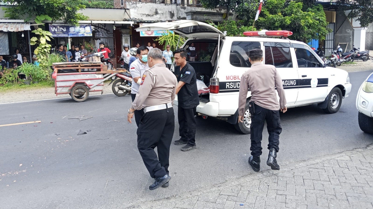 Evakuasi korban kecelakaan di jalan raya Tulungagung-Trenggalek. (Foto: Polres Tulungagung/jatimnow.com)