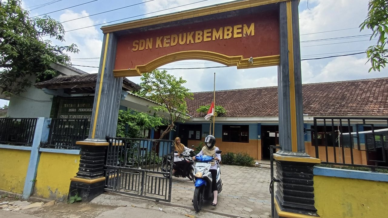 SDN Kedukbembem pasca kejadian diduga alami gejala keracunan MBG. (Foto: Adyad Ammy Iffansah/jatimnow.com)