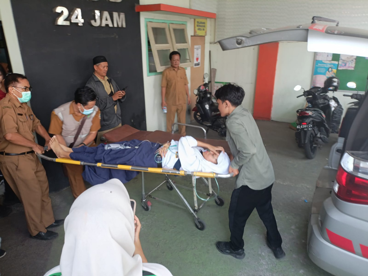 Korban keracunan SMPN 1 Boyolangu Kabupaten Tulungagung. (Foto: Bramanta Pamungkas/jatimnow.com)
