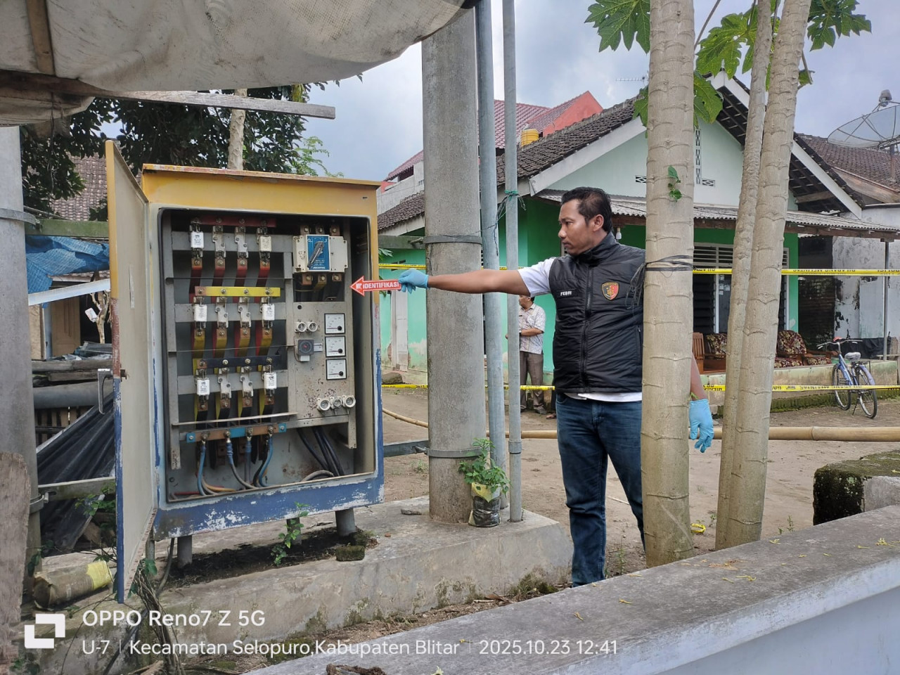 Foto: Polisi lakukan olah TKP di lokasi kejadian. (Polres Blitar/jatimnow.com)