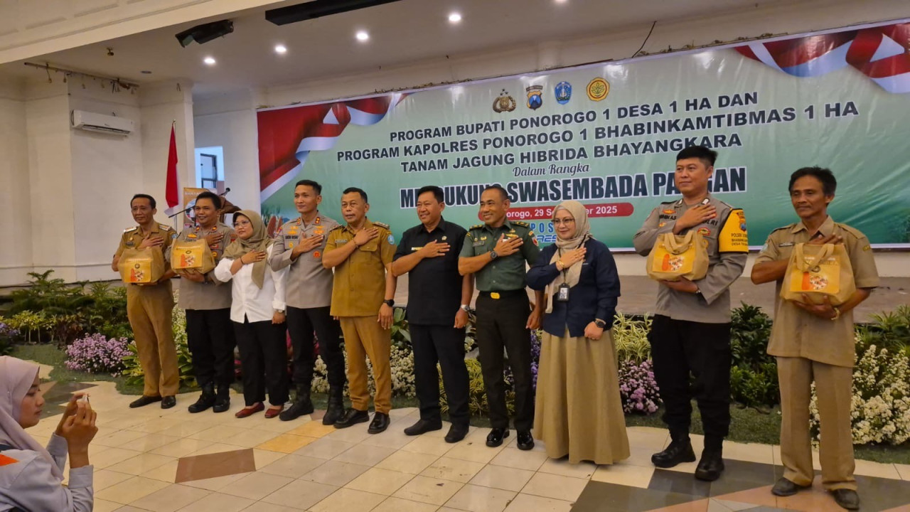 Bupati Ponorogo Sugiri Sancoko menyerahkan bantuan benih Jagung Bhayangkara kepada Kapolsek Sumoroto Kompol Haryo Kusbiantoro dalam acara kick off di Gedung Sasana Praja, Ponorogo. (Foto: Ahmad Fauzani/jatimnow.com)