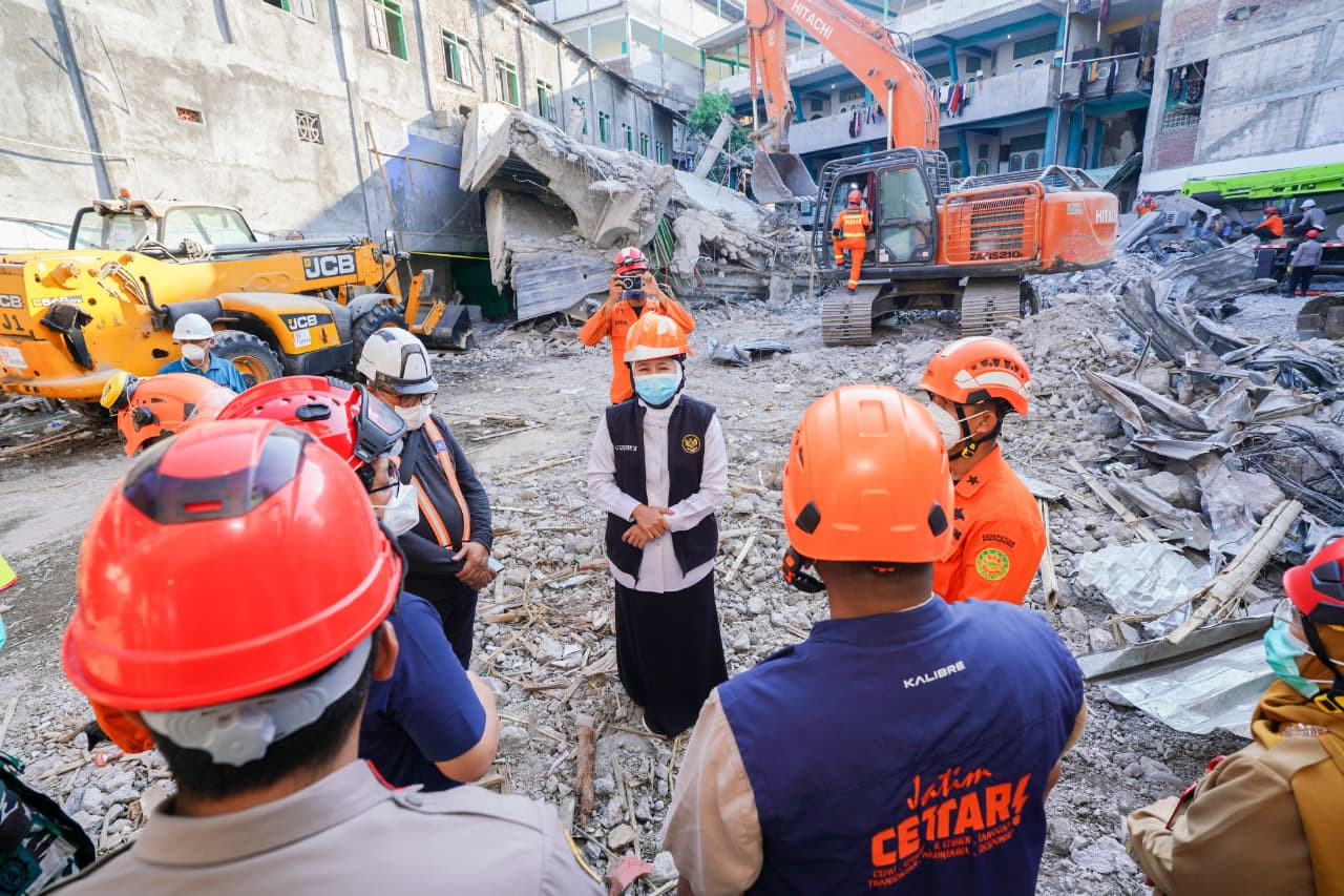 Khofifah saat meninjau evakuasi terakhir reruntuhan bangunan Ponpes Al Khoziny. (Foto: Pemprov Jatim/jatimnow.com)