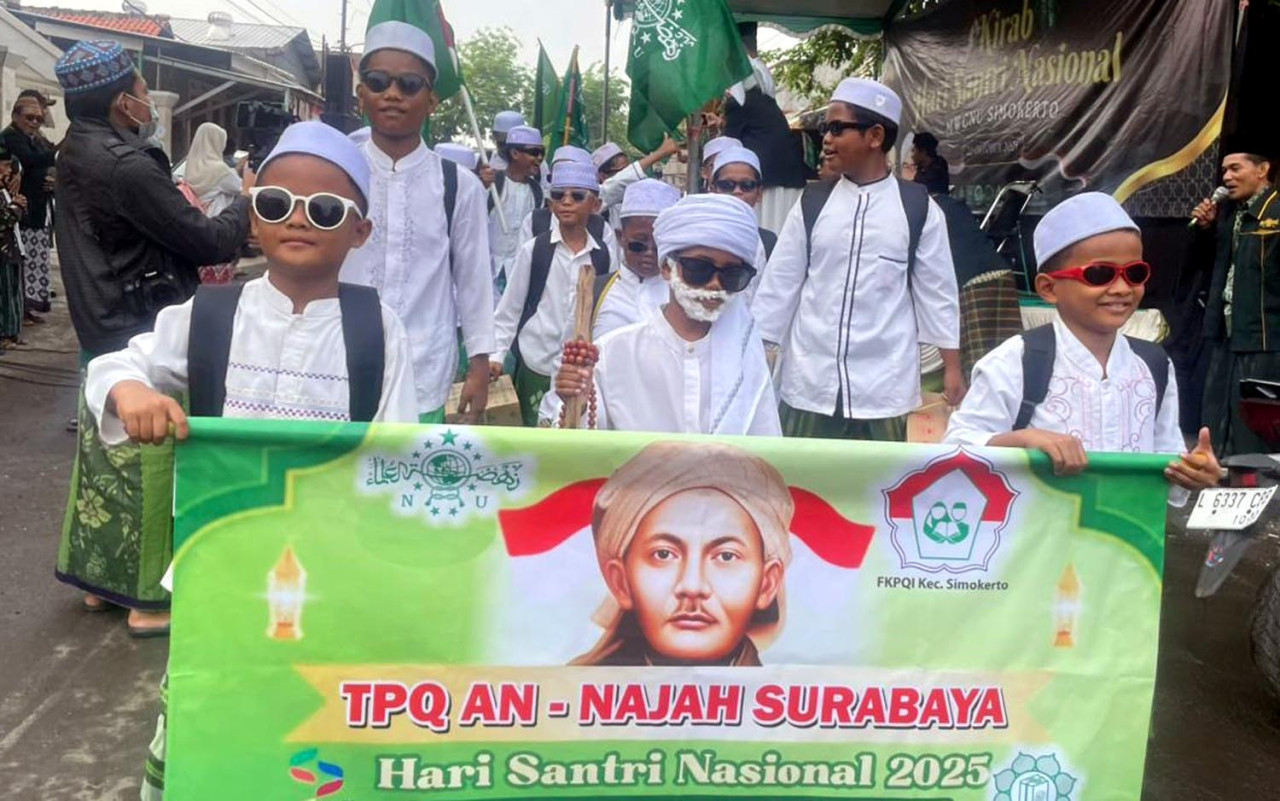 Ribuan Santri Simokerto Semarakkan Kirab Resolusi Jihad Peringati HSN 2025