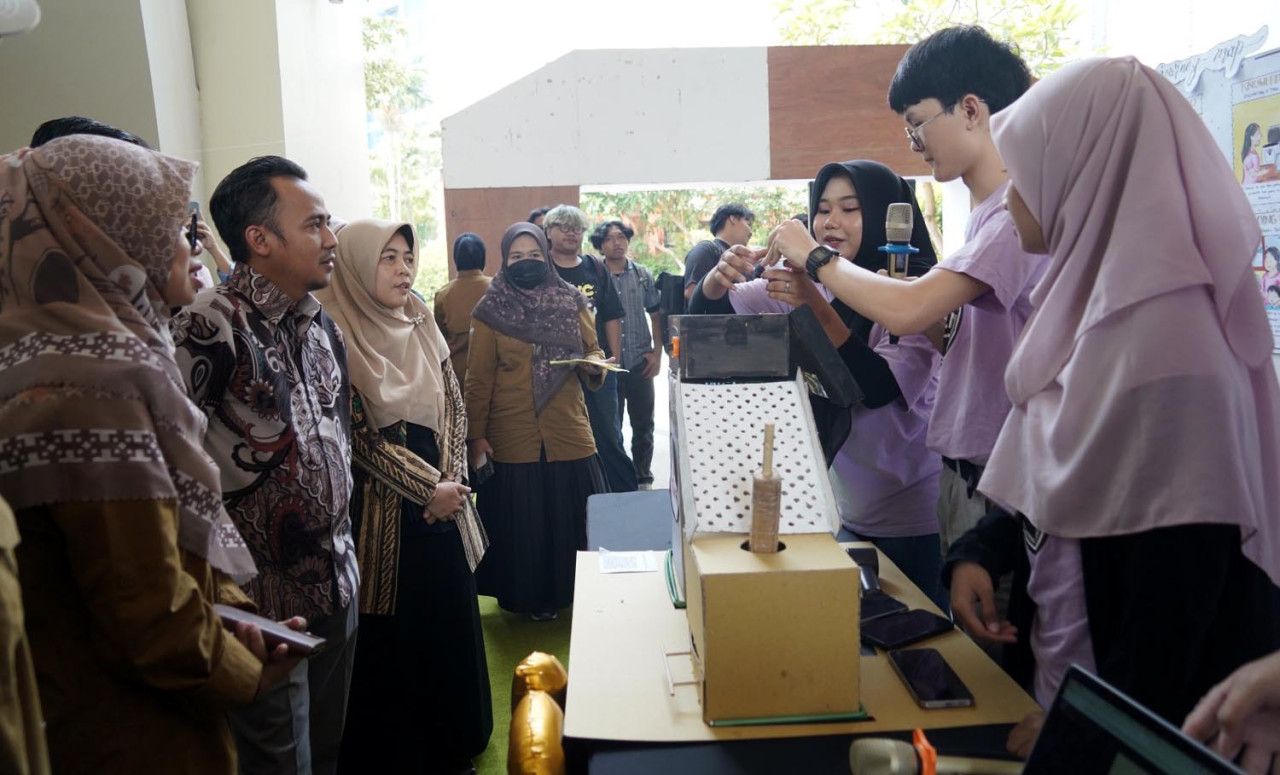 Mahasiswa dari UM Surabaya dan Singapore Polytechnic mempresentasikan prototipe dalam acara Gallery Walk KKN Internasional LeX 2025. (Foto/Humas UM Surabaya).