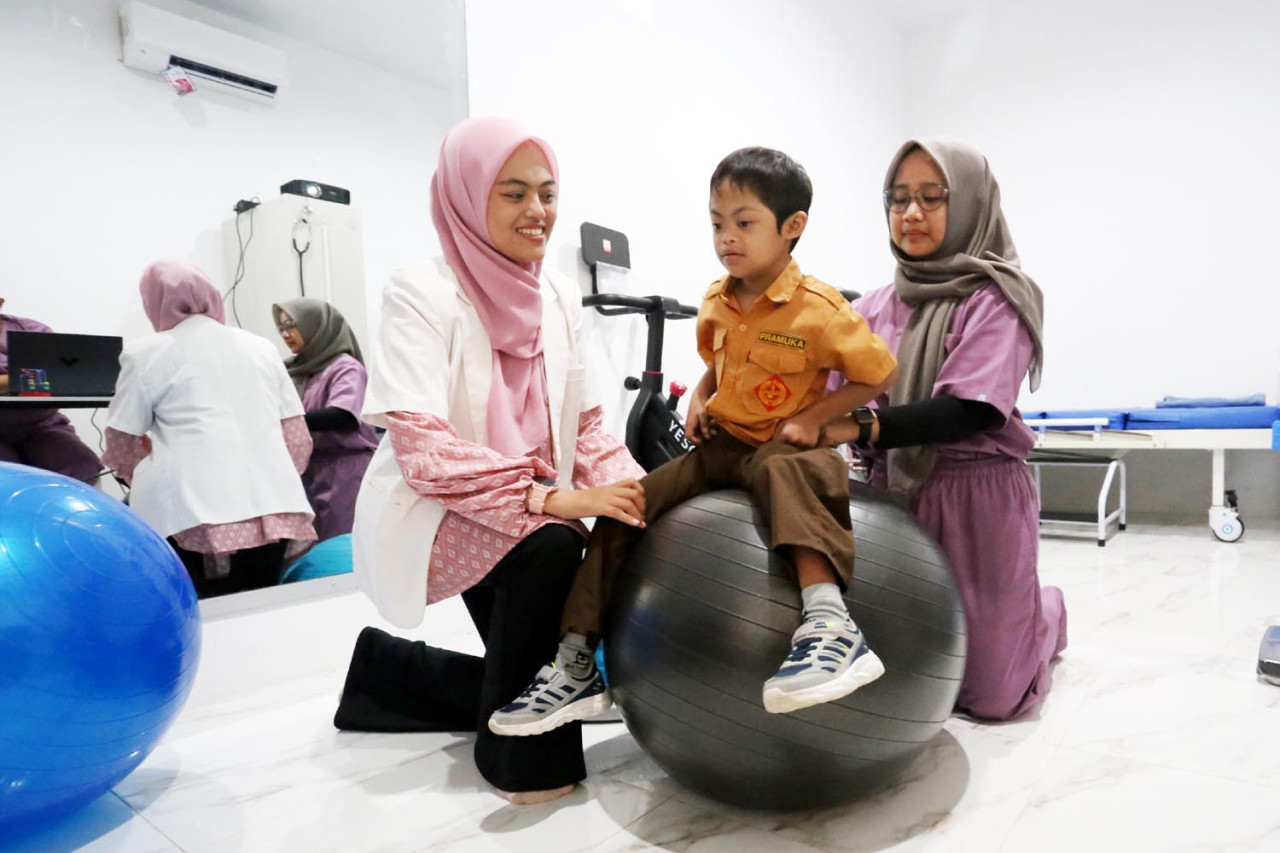 Penyandang disabilitas menjalani fisioterapi di Klinik Patria, di Malang Autism Center, Kamis (30/10/2025). (Foto: Ali Masduki/jatimnow.com)