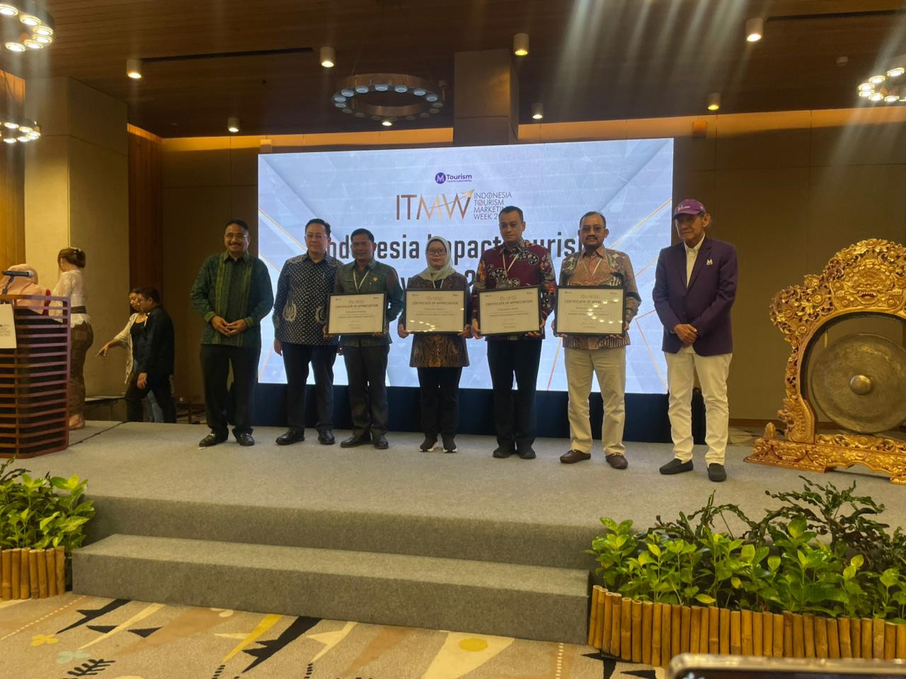 Foto: Kepala Dinas Pariwisata Jember saat menerima award (Diskominfo/jatimnow.com)