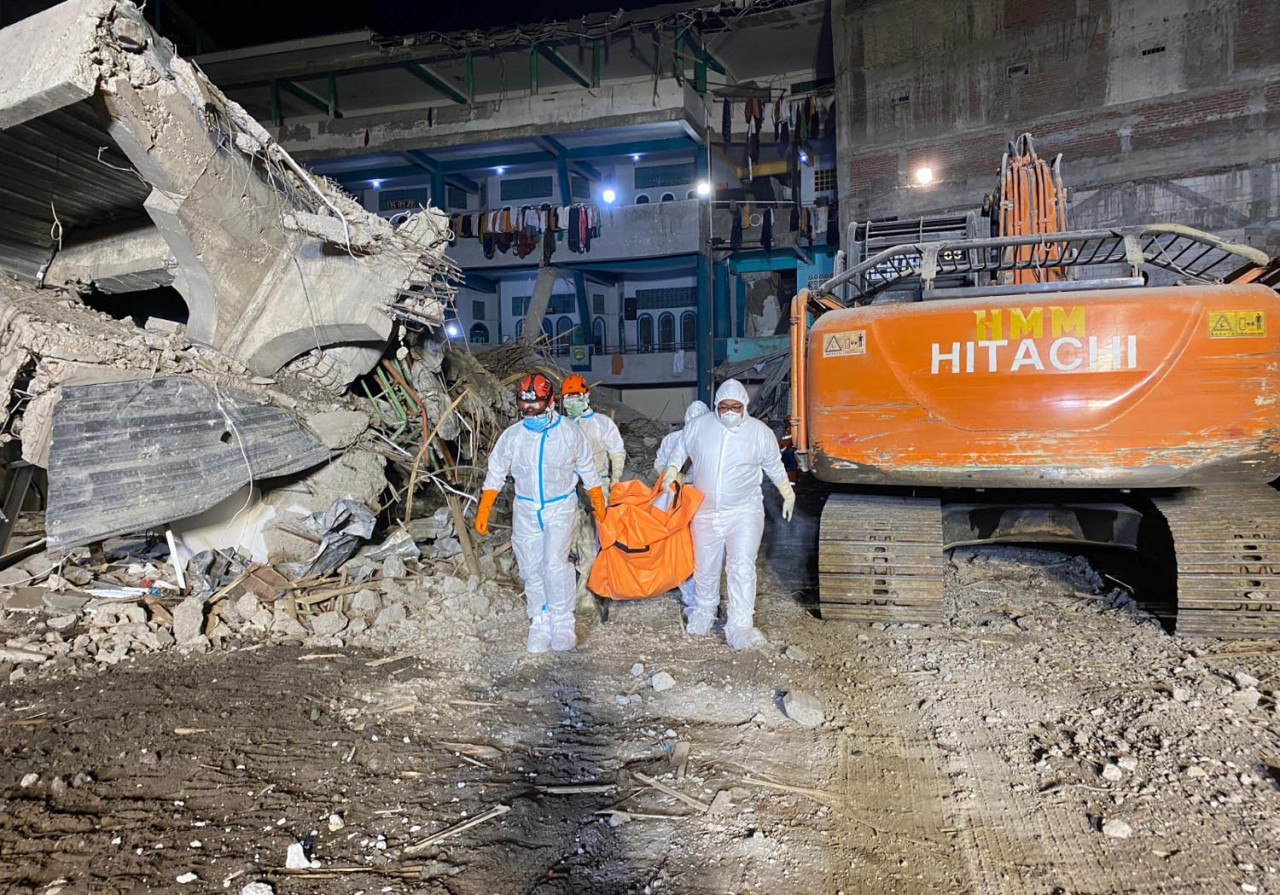 Tim SAR mengevakuasi jenazah korban robohnya mushola Pondok Pesantren Al Khoziny, Buduran, Sidoarjo. (Foto/Basarnas Surabaya)