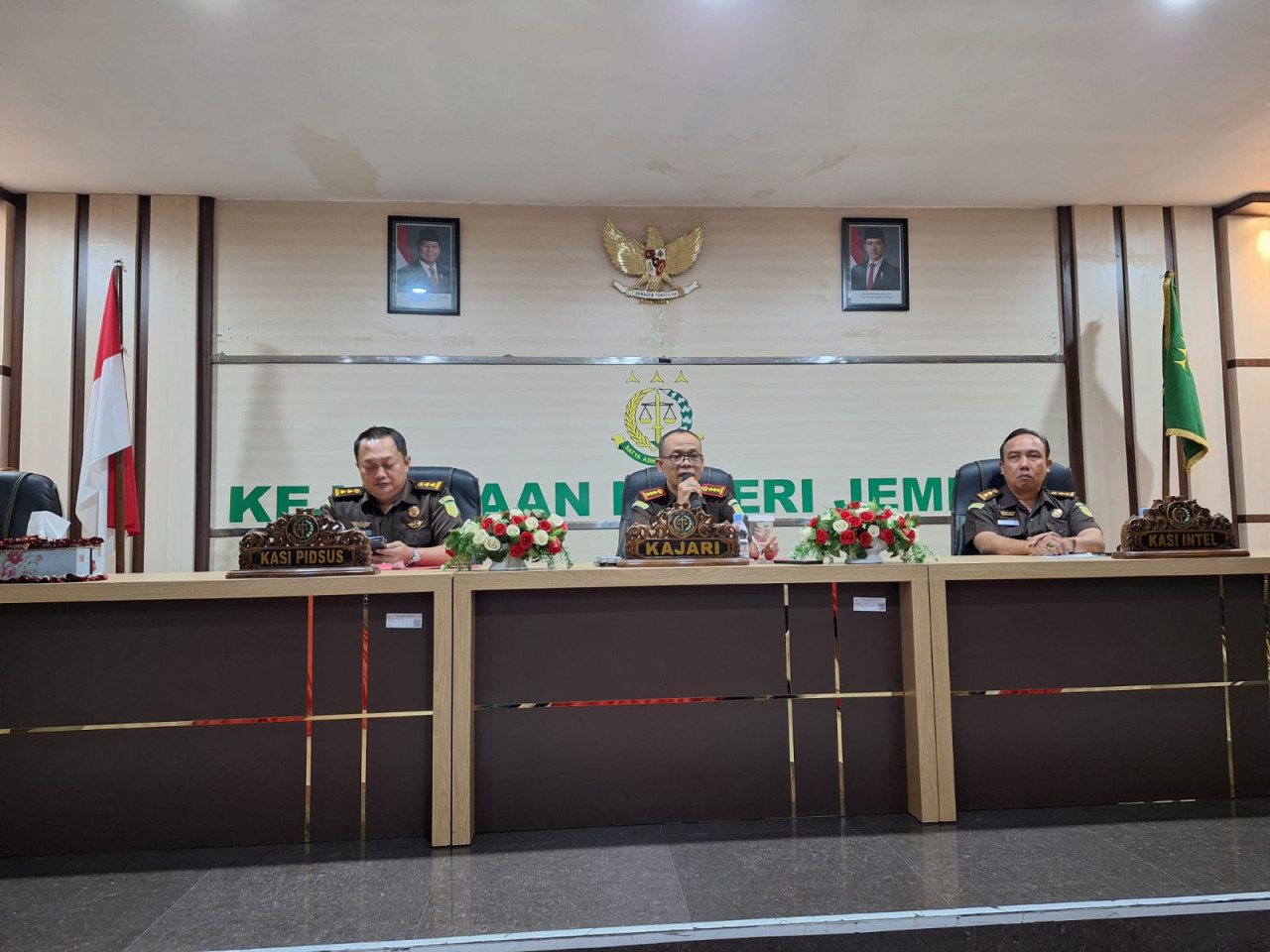 Kejari Jember tetapkan 5 orang tersangka dugaan korupsi Sosraperda. (Foto: Anas/jatimnow.com)