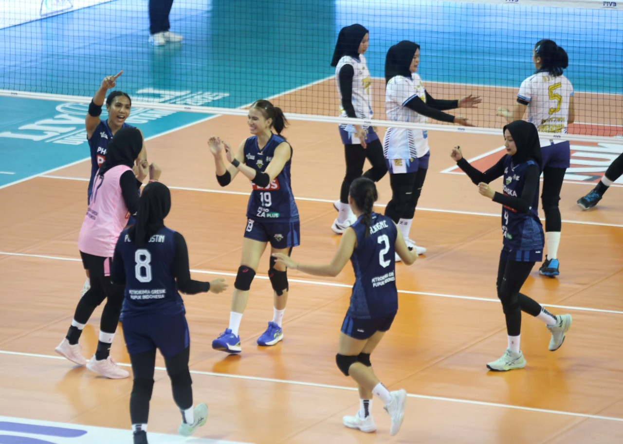 Foto: Pemain Petrokimia Gresik Pupuk Indonesia saat melawan TNI AU Electric di final four Livoli Divisi Utama 2025 di GOR Ki Mageti, Magetan. (PBVSI / jatimnow.com)