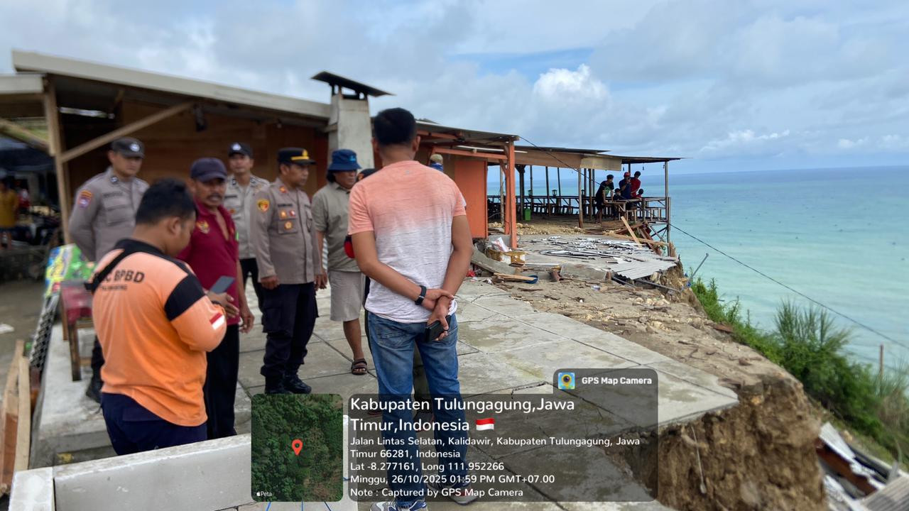 Foto: Petugas saat mendatangi lokasi ongsor di Tulungagung. (Polres Tulungagung/jatimnow.com)