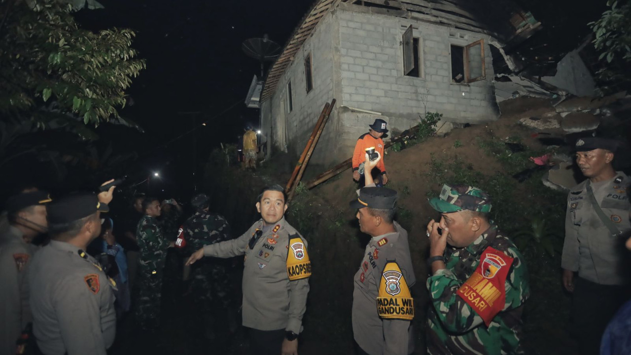 Foto: Kapolres Blitar, AKBP Arif Fazlurrahman saat meninjau lokasi longsor. (Polres Blitar/jatimnow.com)