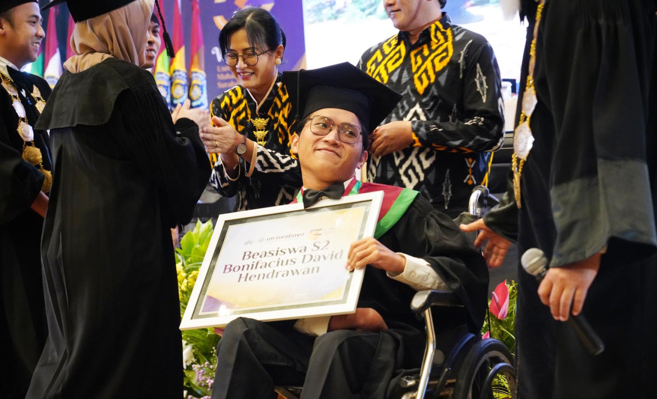 Bonifacius David, mahasiswa difabel UM Surabaya yang lulus cumlaude dengan IPK 3,68. (Foto: Humas UM Surabaya for JatimNow.com)