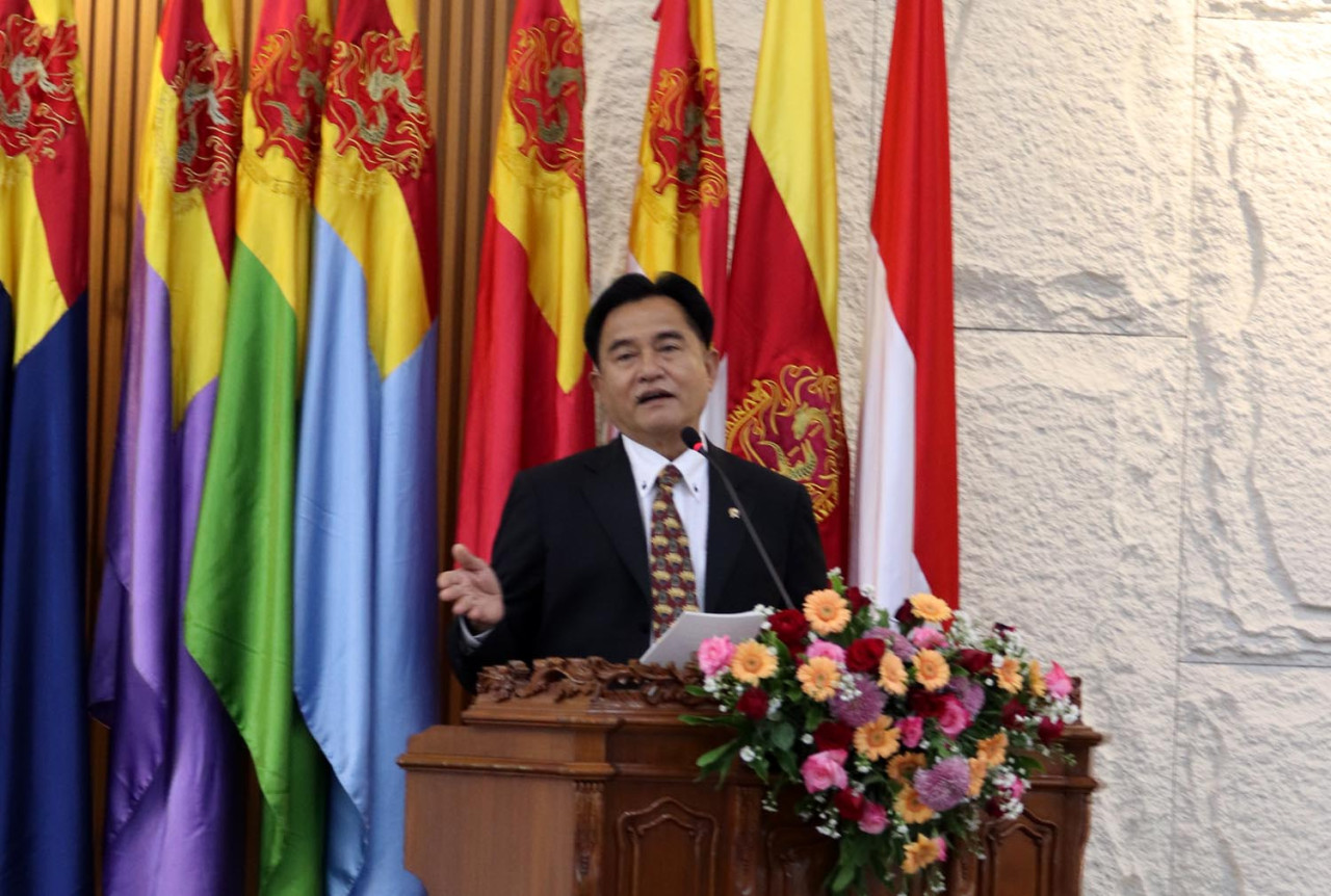 Menko Yusril Ihza Mahendra, memberikan pidato pada Konferensi Nasional X Asosiasi Pengajar Hukum Keperdataan (APHK) di Universitas Surabaya (Ubaya) pada Rabu (15/10/2025). (Foto: Ali Masduki/jatimnow.com)