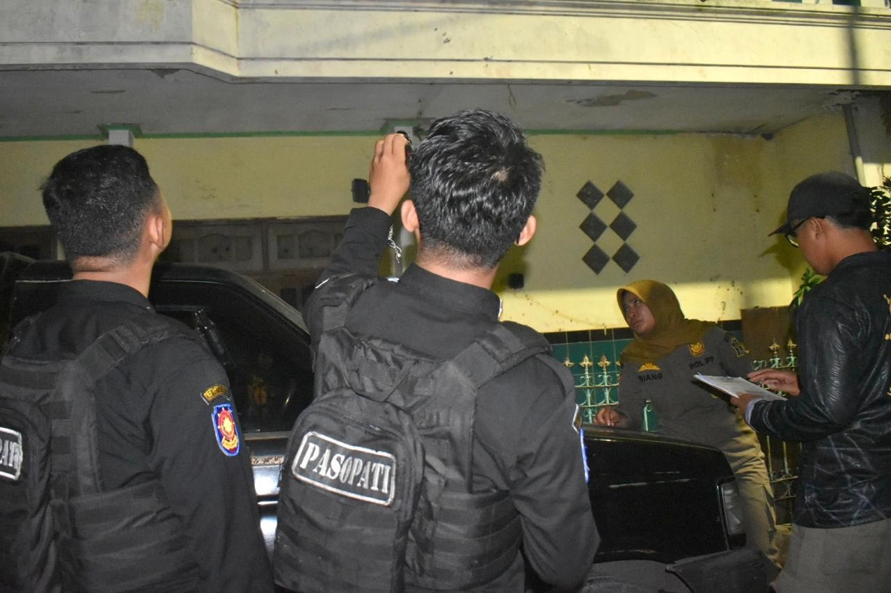 Petugas saat menyisir rumah-rumah di Eks Lokalisasi Moroseneng. (Foto: Pemkot Surabaya/jatimnow.com)