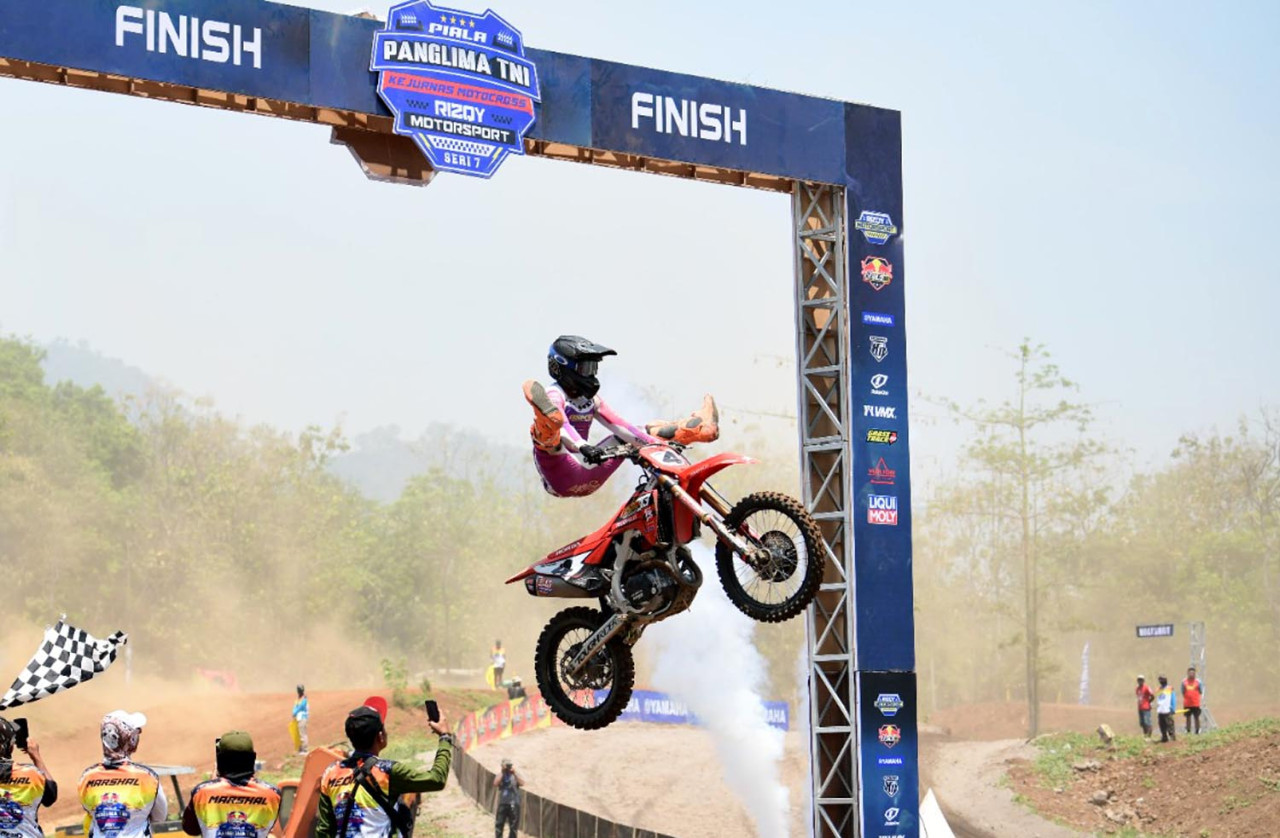 Sirkuit RMS Motocross di Jeruk Purut, Gempol, Pasuruan, menjadi saksi bisu pertarungan sengit para crosser terbaik tanah air. (Foto/Dispen Kormar)