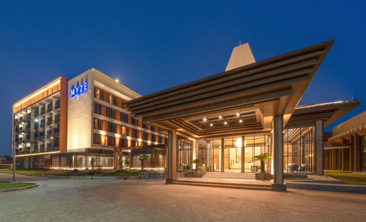 MYZE Hotel Sumenep rayakan ulang tahun dengan serangkaian CSR, termasuk santunan anak yatim, bersih masjid, hingga aksi Fun Run dan Bazaar UMKM pada November 2025. (Foto: MYZE Hotel for JatimNow.com)