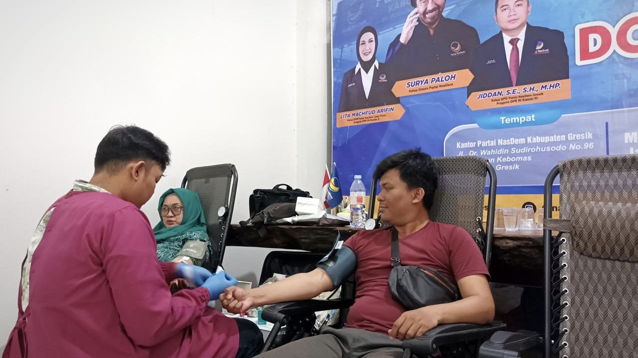 Acara pemeriksaan kesehatan dan donor darah yang digelar DPD NasDem Gresik dalam rangka HUT ke-14 Partai NasDem. (Foto: Sahlul Fahmi/jatimnow.com)