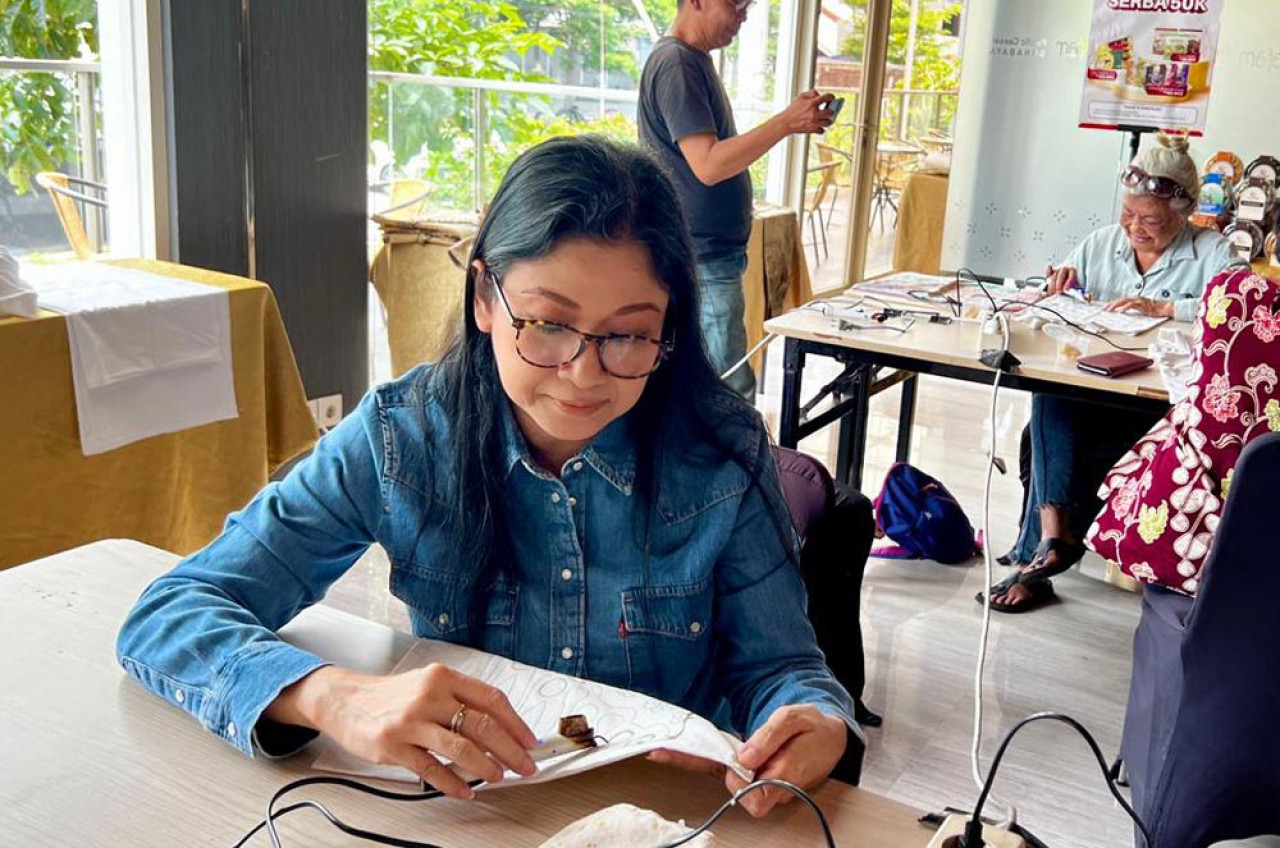 Peserta belajar dan mempraktikkan seni membatik di Caesar Lounge, Lobby Dafam Pacific Caesar Surabaya. (Foto: Dafam Pacific Caesar for JatimNow.com)