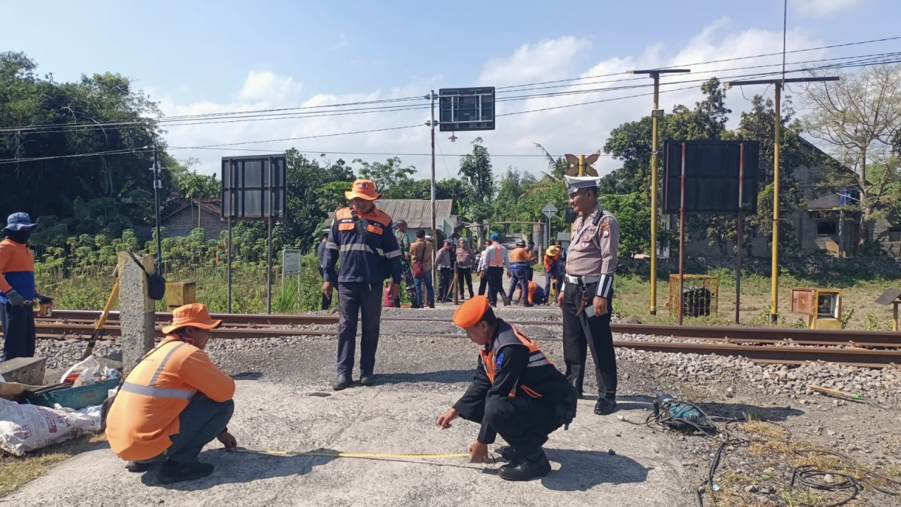 Normalisasi jalur KA. (Foto: KAI Daop 7 Madiun/jatimnow.com)