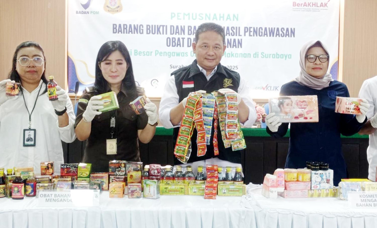Obat dan makanan ilegal dipamerkan sebelum di musnahkan Balai Besar POM di Surabaya. (Foto: Yanto for JatimNow.com)