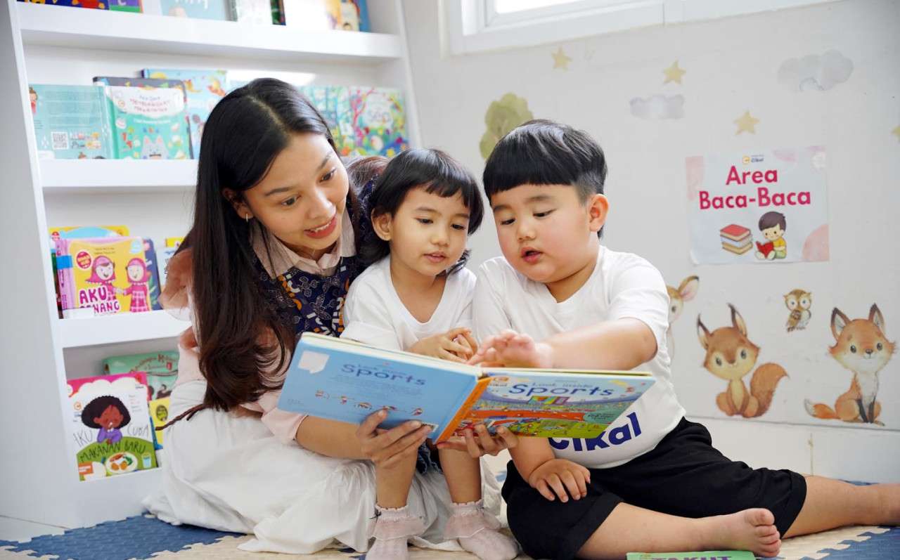 Rumah Main Cikal membuat kegiatan membaca buku menjadi kegiatan yang menyenangkan bagi anak sejak dini. (Foto: Dok.Rumah Main Cikal for JatimNow.com)