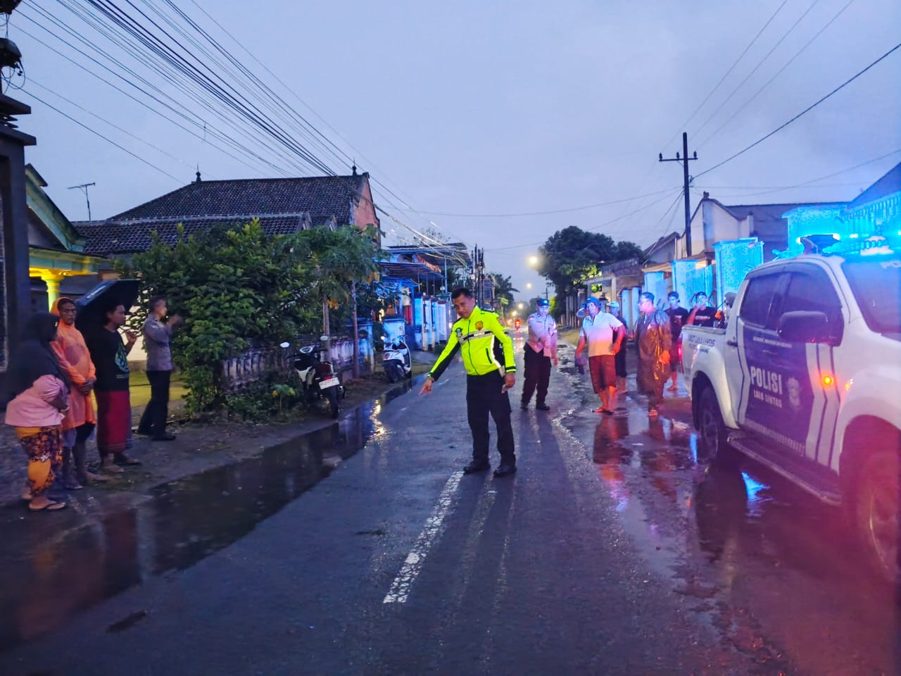 Foto: Satlantas Polres Tulungagung saat melakukan olah TKP. (Polres Tulungagung/jatimnow.com)