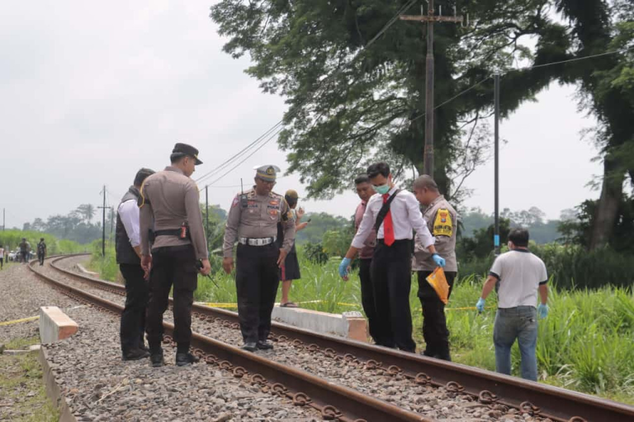 Foto: Petugas saat berada di lokasi kejadian. (Polres Blitar Kota/jatimnow.com)