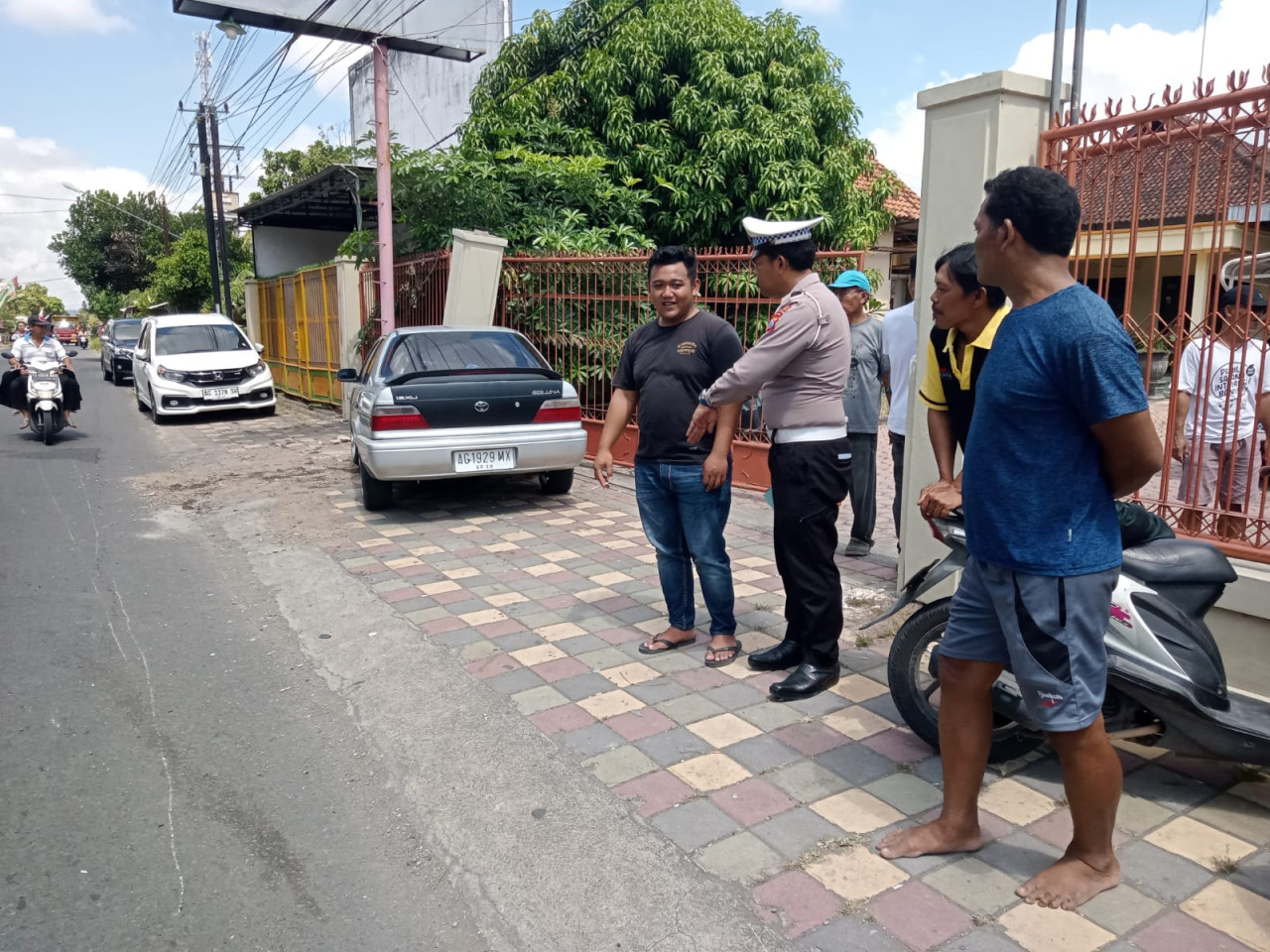 Foto: Polisi lakukan olah TKP di lokasi kecelakaan. (Polres Tulungagung/jatimnow.com)