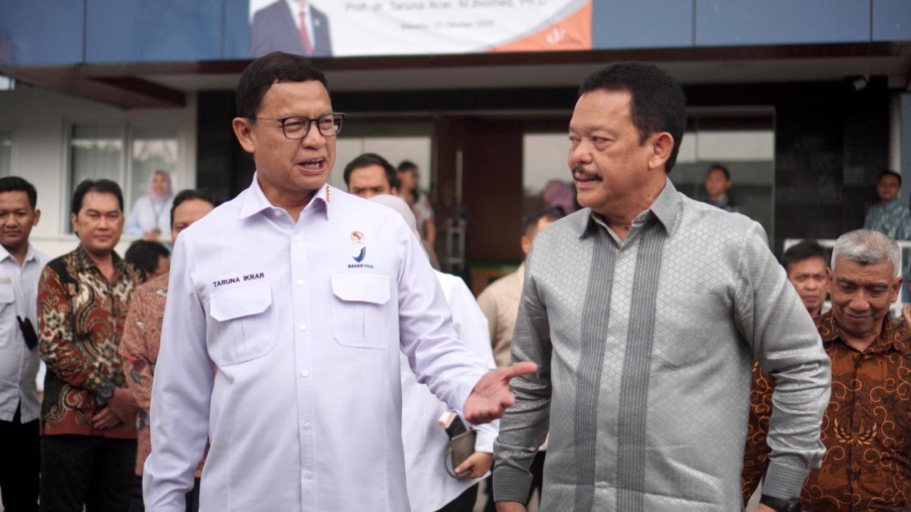 Kepala BPOM bersama Direktur SGF Ahmad Komara dan Direktur JAPFA Rachmat Indrajaya meninjau area produksi di pabrik Wonoayu, Sidoarjo. (Foto/jatimnow.com)