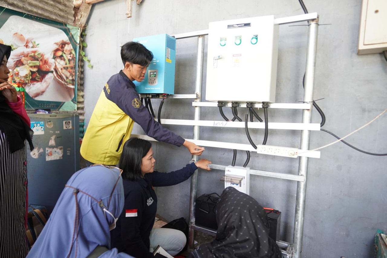 Mahasiswa ITS memasang panel surya berkapasitas 550 Watt-peak (WP) yang khusus didesain untuk menyuplai kebutuhan listrik operasional Kampung Hidroponik Surabaya. (Foto/jatimnow.com)